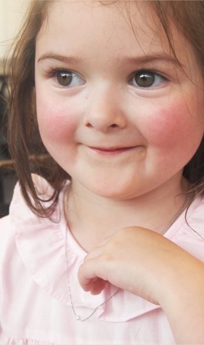 emma-ekis-wearing-her-add-a-pearl-necklace